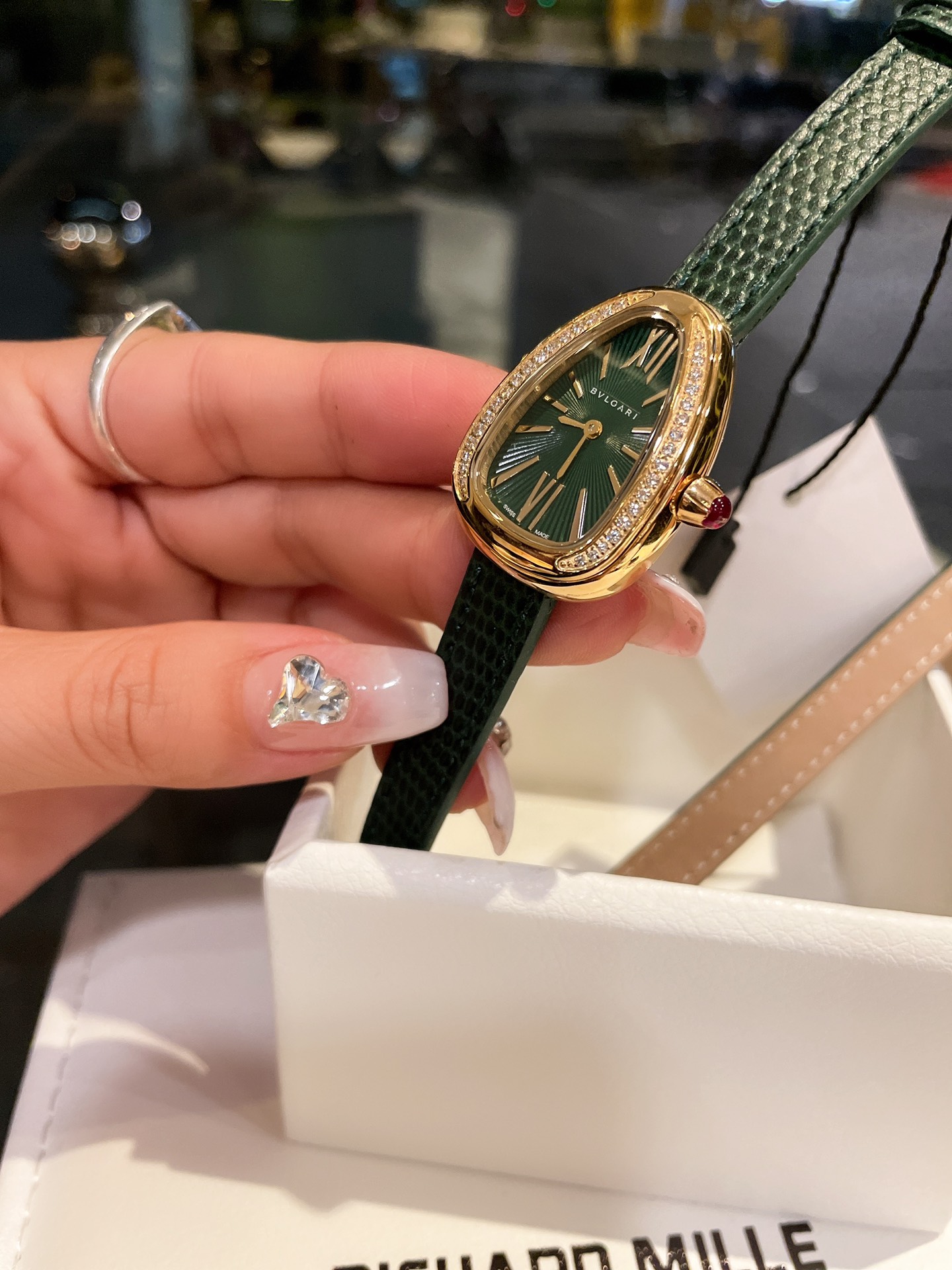 個性的 ブルガリ 腕時計激安通販 セルペンティ Serpenti 蛇かたち ダイヤ付き レザーバンド 多色可選_3